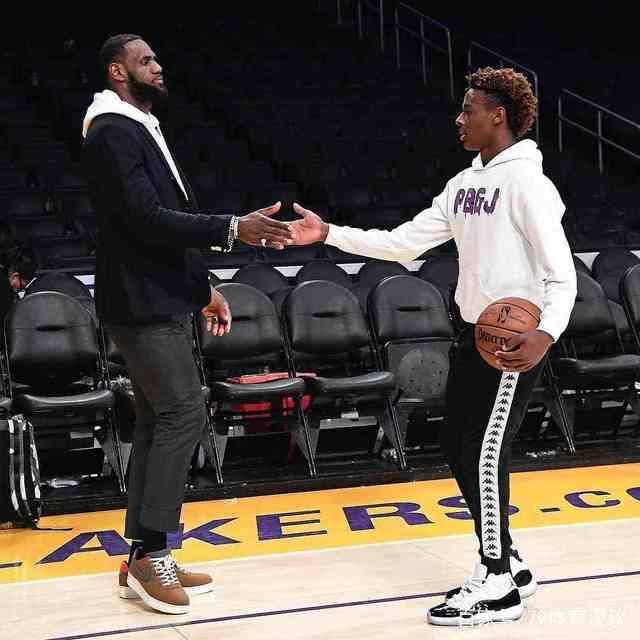 为什么打者在挥棒结束后会下意识地调整头盔或球鞋的位置