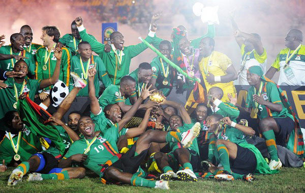 詹皇爆发！暂停时斜眼怒瞪队友，连东契奇都撑不住，顿宝更难忍受？