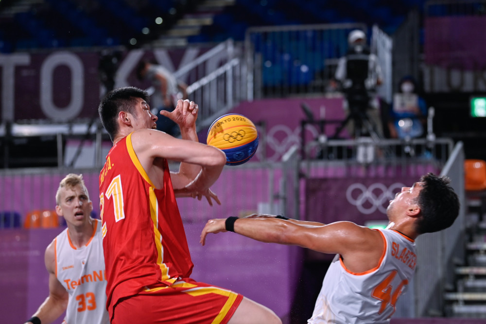 约翰逊29+9 丹尼尔斯三双率老鹰客场大胜掘金